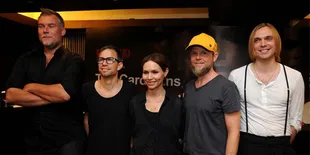 Penonton Setia Bernyanyi Sampai Akhir Konser The Cardigans