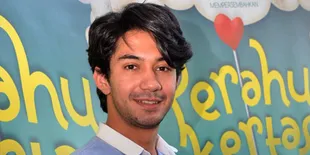 Reza Rahadian Kenang Lomba Makan Kerupuk dan Panjat Pinang