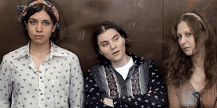 Gadis Ini Rela Telanjang Dada Demi Pussy Riot