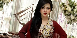 Syahrini Pilih 'Bombay Style' Untuk Busana Lebaran