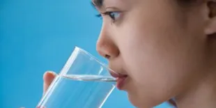 8 Cara Mengatasi Dehidrasi Saat Puasa, Hindari Tidur - Perbanyak Konsumsi Air Kelapa