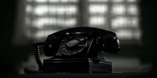 10 Film tentang Teror Telepon Misterius, Dering Biasa yang Jadi Mimpi Buruk