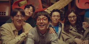 10 Inspirasi Gaya Foto ala K-Drama Favoritmu, Bisa Dicontek Saat Hangout Bareng Keluarga
