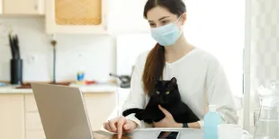 10 Potret Lucu Kucing Saat Bantuin Pemiliknya Kerja, Lucu dan Fotogenic Banget!