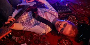 19 Rekomendasi Lagu K-Pop Galau Sedih, Punya Lirik Menyentuh Hingga Menyayat Hati