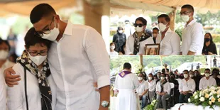 11 Potret Suasana Pemakaman Maura Magnalia, Diiringi Tangis Keluarga - Nurul Arifin Berusaha Tegar Lepas Kepergian Putri Tercinta
