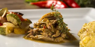 11 Resep Ayam Suwir Praktis, Lezat dan Pedas untuk Hidangan Buka Puasa