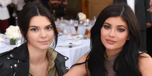 12 Momen Manis di Antara Kendall &#38; Kylie Jenner, Cute Abis!