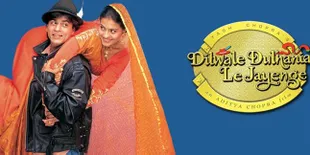 20 Tahun Kemudian, SRK dan Kajol Lakukan Gaya Memanggul Khas Ini