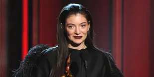 30 Tahun Bersama, Orang Tua Lorde Resmi Tunangan