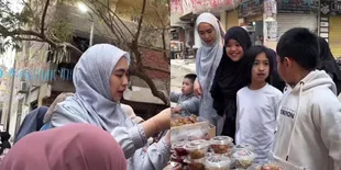 4 Potret Oki Setiana Dewi Asyik Berburu Takjil di Mesir Bareng Anak-Anaknya, Bantu Kurangi Kangen dengan Makanan Indonesia