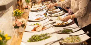 5 Bahaya Makan Berlebihan saat Buka Puasa Bagi Kesehatan, Sebabkan Insomnia - Berat Badan Naik