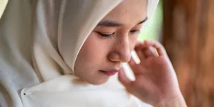5 Langkah Mudah Tutorial Hijab Segi Empat Menutup Dada dengan Anggun dan Elegan