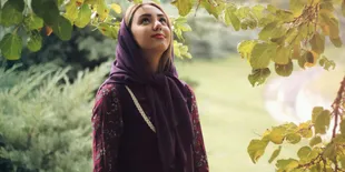 5 Model Baju Lebaran Warna Burgundy yang Jadi Tren di Tahun 2025, Simple Tapi Elegan