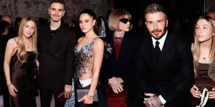5 Potret Cantik Harper Anak David dan Victoria Beckham saat Dukung Sang Ibu di Paris Fashion Week