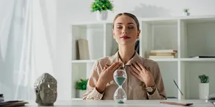 5 Zodiak Kalem yang Bikin Penasaran: Ada Libra yang Misterius!