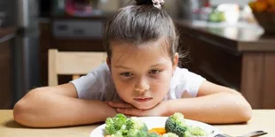 6 Cara Mengajarkan Anak Puasa untuk Pertama Kalinya