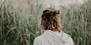 6 Inspirasi Gaya Rambut Pria Panjang Belakang yang Stylish tapi Tetap Maskulin