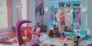 6 Keunikan MV Somi 'Dumb Dumb' Yang Mengusung Tema Western Teenager!