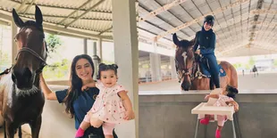 Potret Baby Humaira Temani Zaskia Sungkar Berkuda, Digendong juga Sama Nabila Syakieb