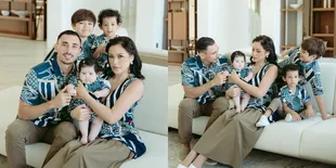 6 Potret Foto Keluarga Jessica Iskandar dan Vincent Verhaag, Kompak Pakai Outfit Batik Senada