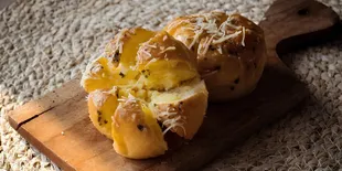 6 Resep Korean Garlic Bread yang Bisa Dibuat Sendiri di Rumah