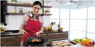 7 Lagu Dangdut Ini Cocok Dijadiin Backsound Masak, Bisa Bikin Auto Goyang