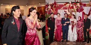 7 Potret Akurnya Ira Wibowo dan Katon Bagaskara di Pernikahan Sang Anak
