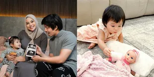 7 Potret Ameena Anak Aurel dan Atta Halilintar yang Makin Pintar, Sudah Bisa Sebut Ashanty 'Genda' - Belajar Momong Adik Pakai Boneka