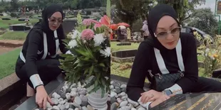 7 Potret Angelina Sondakh Ziarah ke Makam Adjie Massaid: Ke-14 Puasa Tanpamu