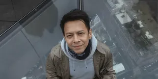 7 Potret Ariel Noah Jamming di dekat Tugu Jogja, Langsung Dikerumuni Penonton