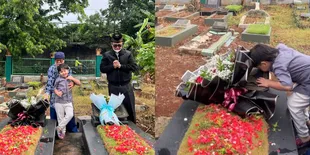7 Potret Gala Ziarah ke Makam Orang Tuanya Sebelum Sekolah, Panjatkan Doa - Cium Nisan