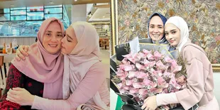 7 Potret Ibunda Inara Rusli yang Jarang Tersorot, Sama Cantiknya