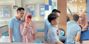 7 Potret Ikram Rosadi Temani Yusuf Anak Larissa Chou Disunat, Sikapnya Jadi Sorotan
