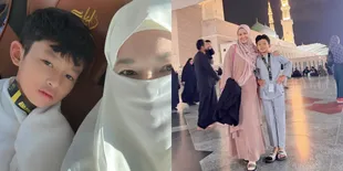 7 Potret Okie Agustina Ajak si Bungsu Umrah, Hanya Berdua