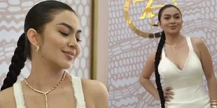 7 Potret Pesona Ariel Tatum Kenakan Dress Putih dengan Rambut Dikepang, Netizen: Emang Boleh Sesempurna Ini?