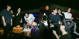 7 Potret Pesta Ulang Tahun El Rumi ke-25, Ada Eca Aura - Dirayakan Bareng Band Idola