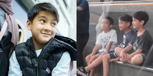 7 Potret Rafathar Nongkrong di Depan Mall Bareng Teman, Tampilannya Disorot Pakai Kaos Oblong dan Sandal