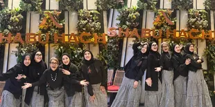 7 Potret Umi Kalsum Ibu Ayu Ting Ting Bukber Bareng Bestie, Pakai Baju Kembaran