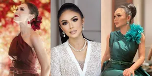 7 Potret Yuni Shara Manggung di Acara Nikahan, Nggak Kalah Cantik Sama Pengantinnya