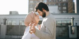 7 Tips Memilih Baju Couple Lebaran yang Kompak tapi Nggak Norak