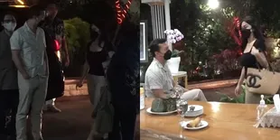 8 Potret Ariel Tatum Bareng Nicholas Saputra yang Vibesnya Istri Banget, Makan Satu Sendok Berdua Bikin Netizen Meleyot dan Ingin Kawal