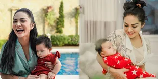 Dituding Jadi Penyebab Ameena Iritasi Kulit, Ini 8 Potret Krisdayanti Rela Tampil Tanpa Makeup Saat Momong Cucu