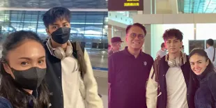 8 Potret Haru Yuni Shara Lepas Anak Kuliah ke Luar Negeri, Mata Sembap Jadi Sorotan - Mantan Suami Juga Ikut Mengantarkan