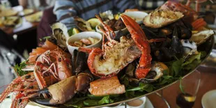 8 Rekomendasi Makanan yang Enak Olahan Seafood, Makin Mantap dengan Nasi Hangat