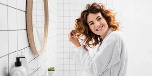 6 Tips Styling Rambut Keriting yang Bikin Bentuknya Terjaga dan Bebas Frizz