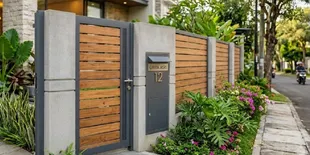 9 Inspirasi Pagar Rumah dengan Kotak Surat Terintegrasi untuk Tampilan Lebih Rapi