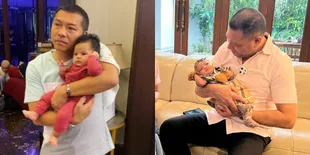 9 Potret Anang Hermansyah dan Raul Lemos Saat Momong Ameena si Cucu Kesayangan, Jadi Kakek Gaul Penuh Sayang