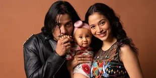 9 Potret Chicco Jerikho Bersama Keluarga, Harmonis - Jadi Family Goals