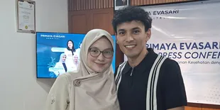 9 Tahun Menanti, Rifky Alhabsyi Nangis Saat Azani Anak Pertama